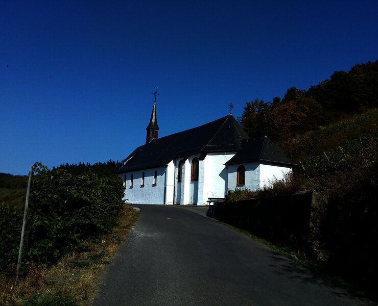 Paulskirche in den Weinbergen von Lieser