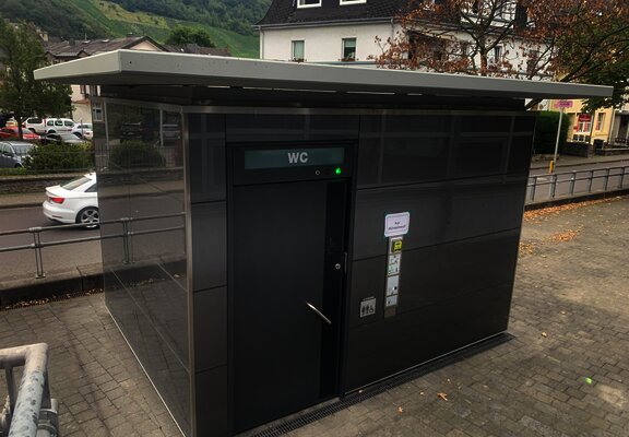 Toilette in Kues - vor der Güterhalle