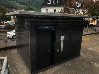 Toilette in Kues - vor der Güterhalle
