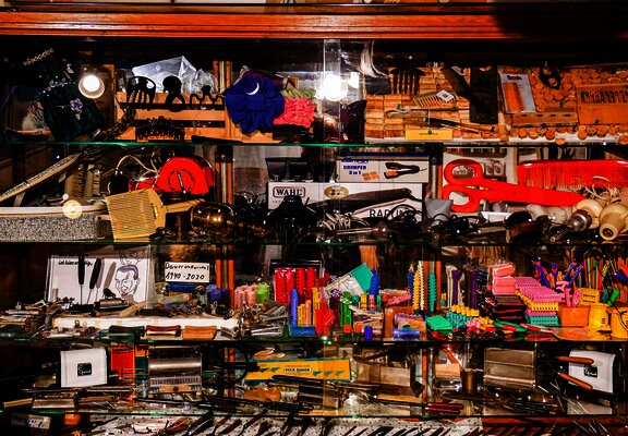 Alte Friseurutensilien iml Mini-Friseur-Museum