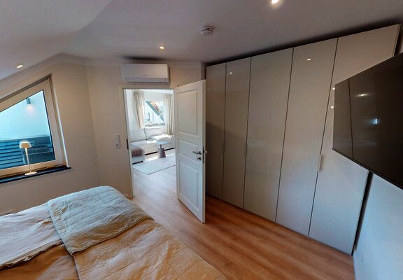 Separates Schlafzimmer mit Boxspringbett 180x200cm
