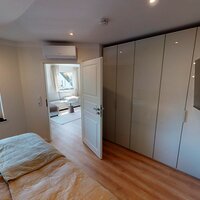 Separates Schlafzimmer mit Boxspringbett 180x200cm