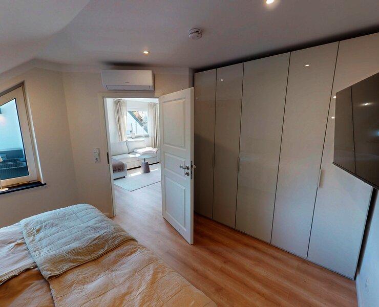 Separates Schlafzimmer mit Boxspringbett 180x200cm