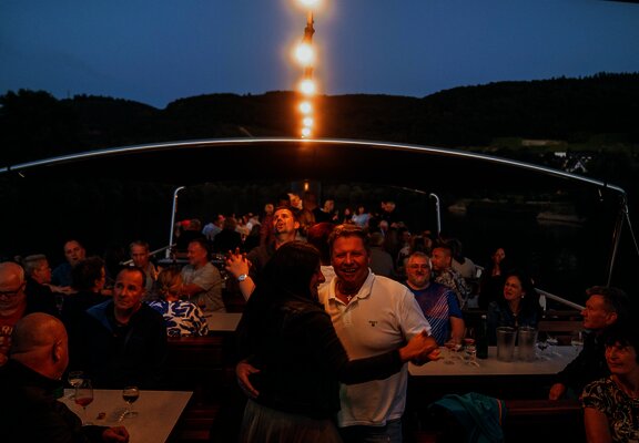 Feiernde Menschen auf dem Schiff