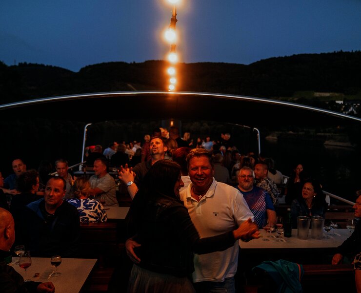 Feiernde Menschen auf dem Schiff