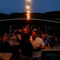 Feiernde Menschen auf dem Schiff