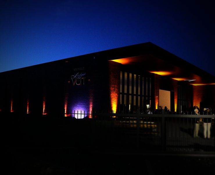 Außenansicht der Vinothek bei Nacht