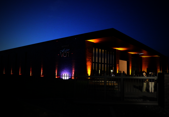 Außenansicht der Vinothek bei Nacht