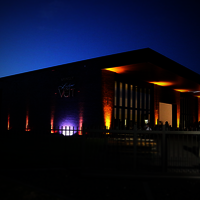 Außenansicht der Vinothek bei Nacht