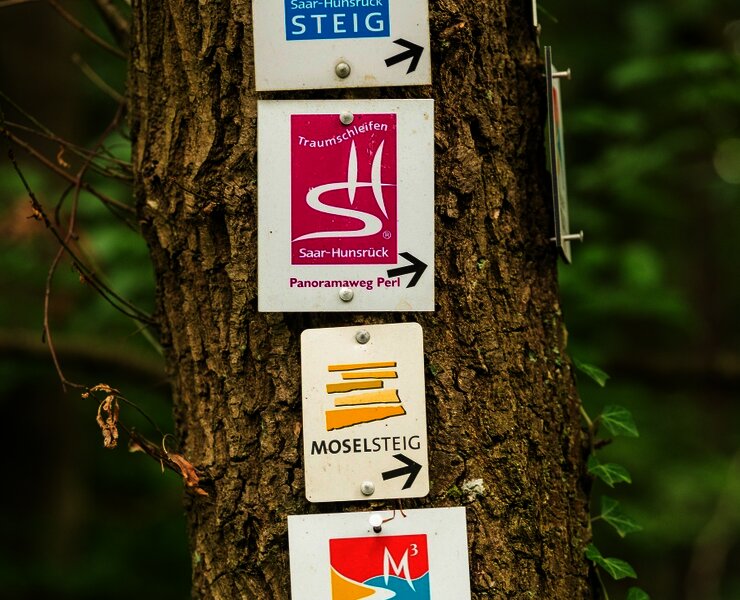 Wegeschilderschilder Moselsteig, Panoramaweg Perl, Moselle Trail und Saar-Hunsrück Steig