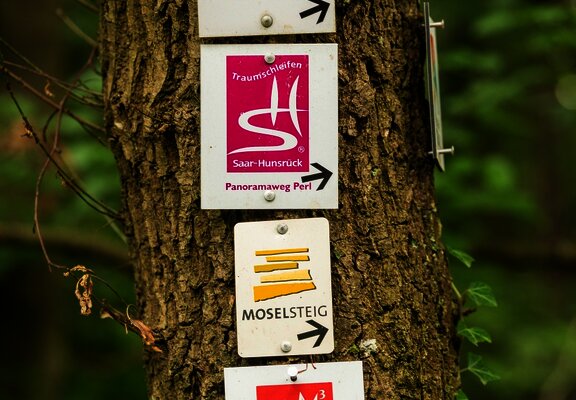 Wegeschilderschilder Moselsteig, Panoramaweg Perl, Moselle Trail und Saar-Hunsrück Steig