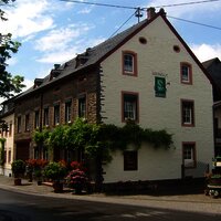 Weingut mit Weinbergen im Hintergrund