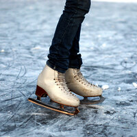 Das Bild zeigt eine Schlittschuhläuferin auf dem Eis.