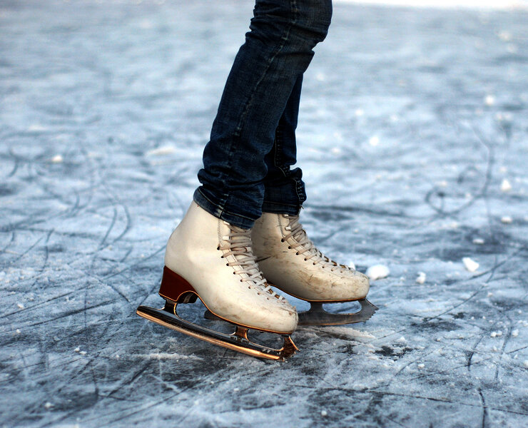 Das Bild zeigt eine Schlittschuhläuferin auf dem Eis.