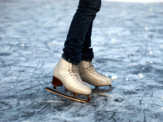 Das Bild zeigt eine Schlittschuhläuferin auf dem Eis.