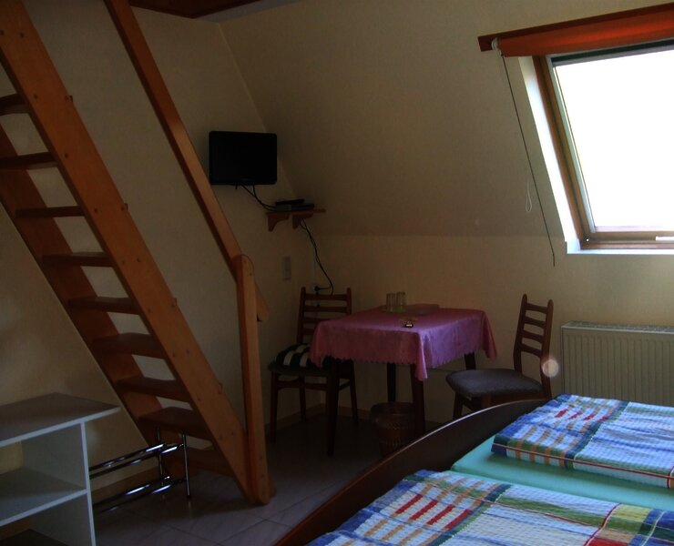 ZImmer mit Treppe zur Empore