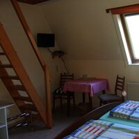 ZImmer mit Treppe zur Empore