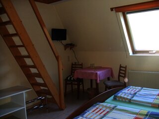 ZImmer mit Treppe zur Empore