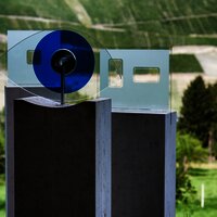 Skulptur mit Wehlen im Hintergrund