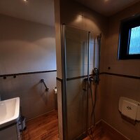 Badezimmer mit ebenerdiger Dusche