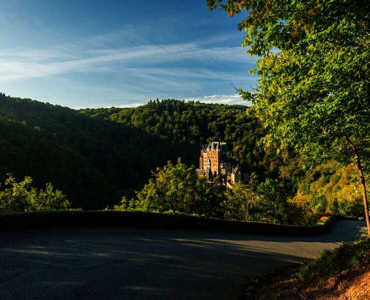 Ausblick vom Moselsteig auf die Burg Eltz