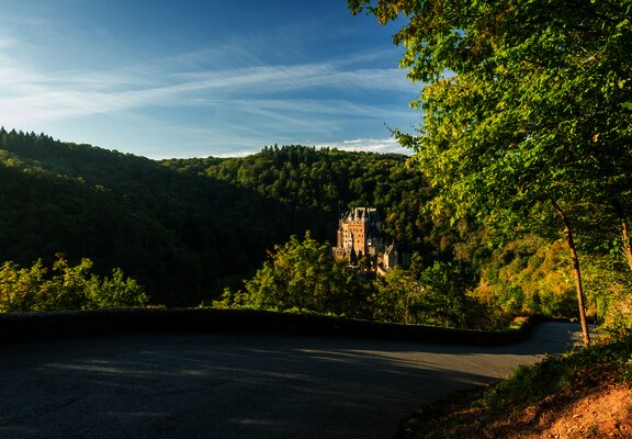 Ausblick vom Moselsteig auf die Burg Eltz