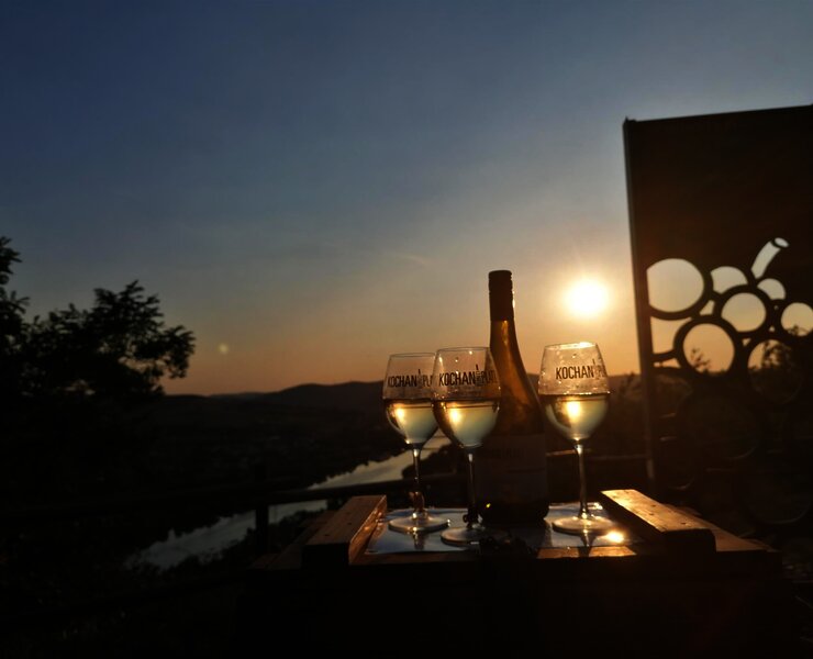 Weinprobe in der Abenddämmerung