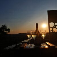 Weinprobe in der Abenddämmerung