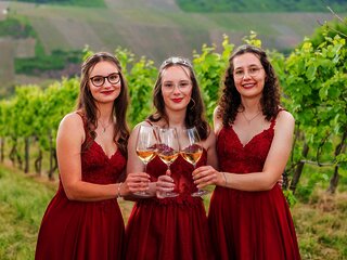 Weinkönigin Maja mit ihren Prinzessinnen