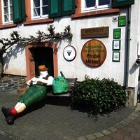 Müder Wanderer Vorm Weingut Schömann