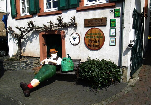 Müder Wanderer Vorm Weingut Schömann