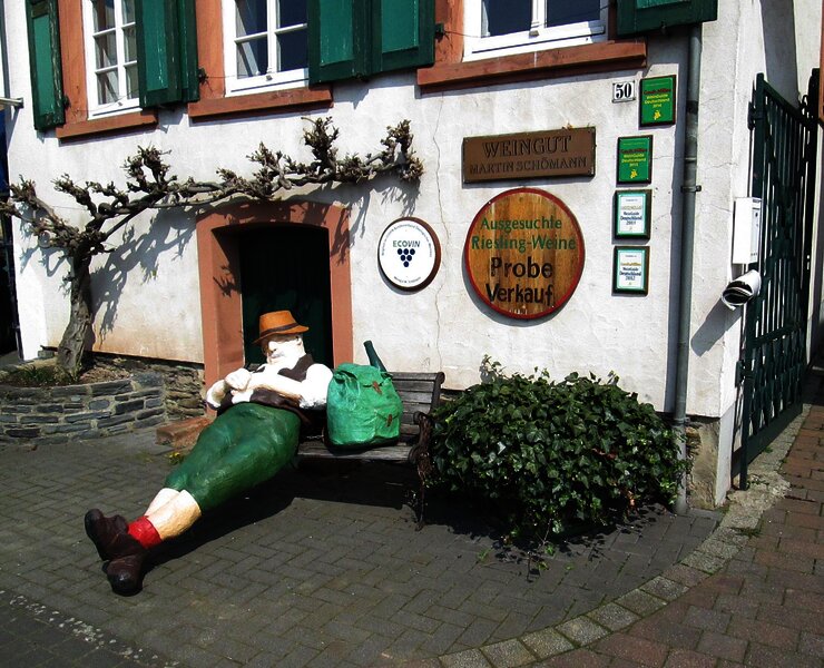 Müder Wanderer Vorm Weingut Schömann