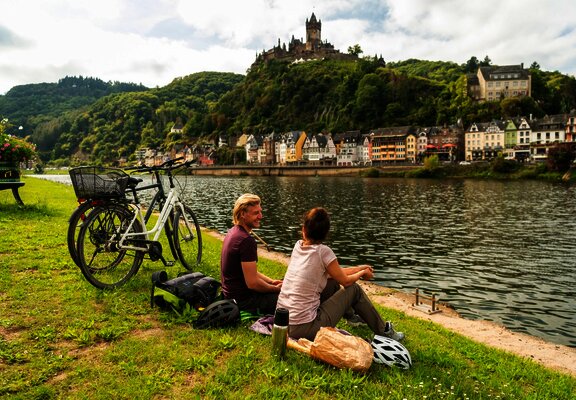 Rast am Moselufer neben dem Mosel-Radweg bei Cochem