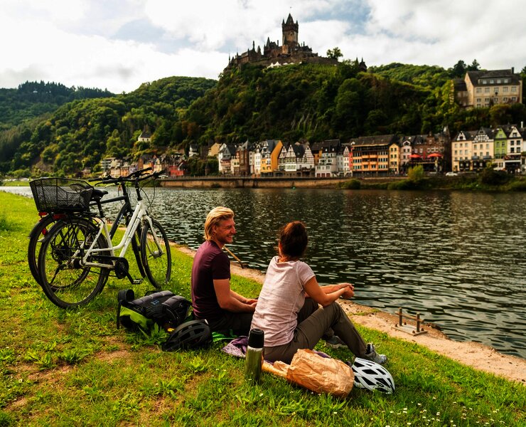 Rast am Moselufer neben dem Mosel-Radweg bei Cochem