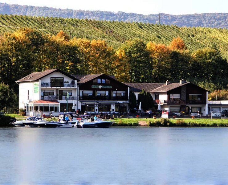 Hotelansicht vom gegenüberliegenden Moselufer