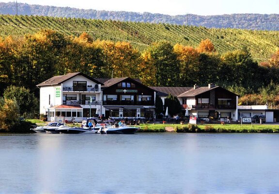 Hotelansicht vom gegenüberliegenden Moselufer