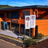 Schrägansicht der Vinothek Selbach