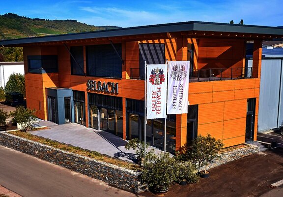 Schrägansicht der Vinothek Selbach