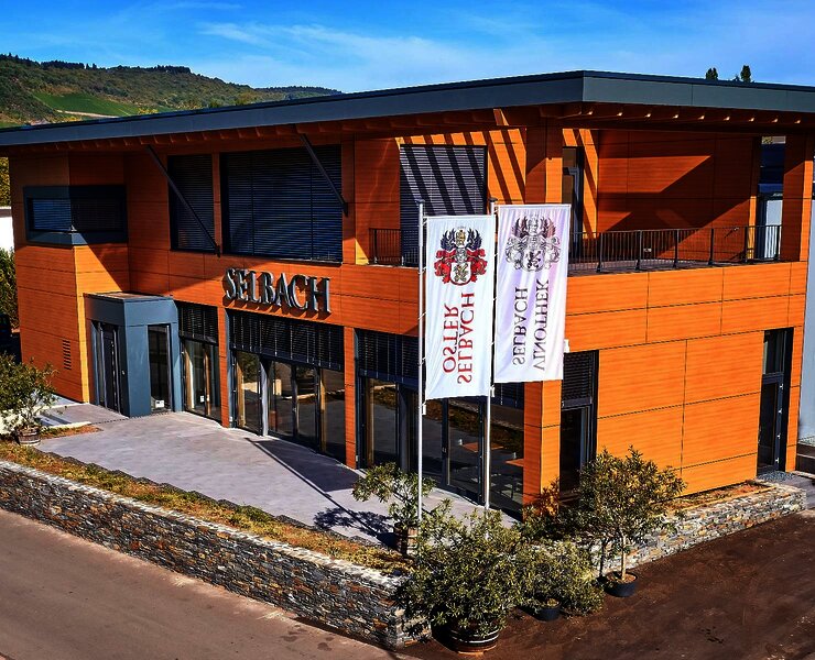 Schrägansicht der Vinothek Selbach
