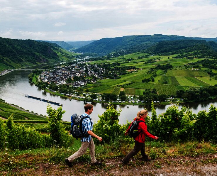 Moselschleife Kröv: Blick vom Steffensberg auf die Moselschleife bei Kröv mit dem Traben-Trarbacher Stadtteil Wolf und der Ruine des Wolfer Klosters
