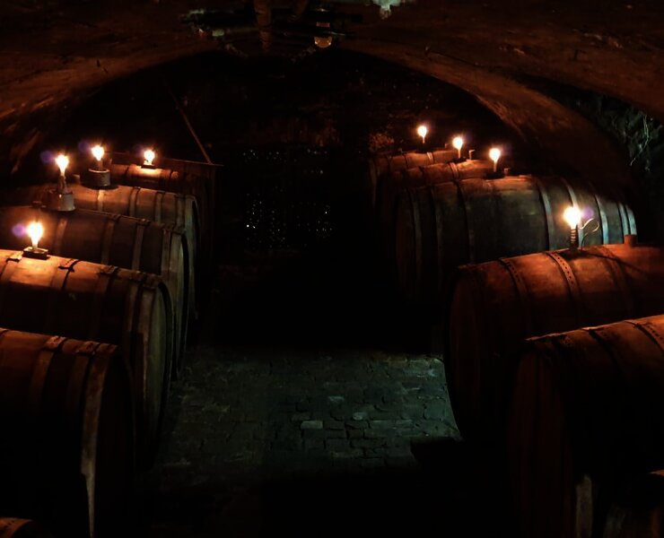 Keller mit Holzfässern