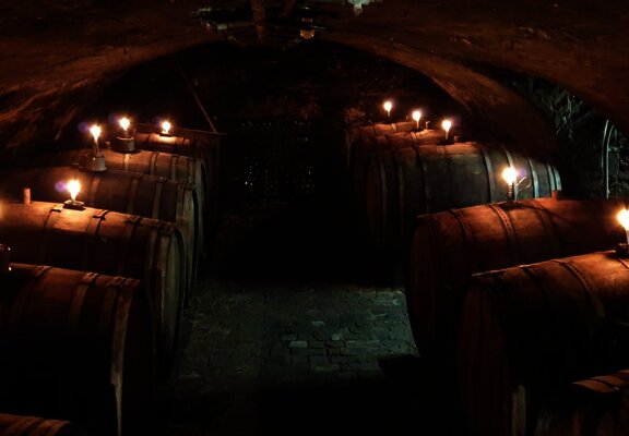 Keller mit Holzfässern