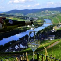 Weinflasche und -glas vor Aussicht