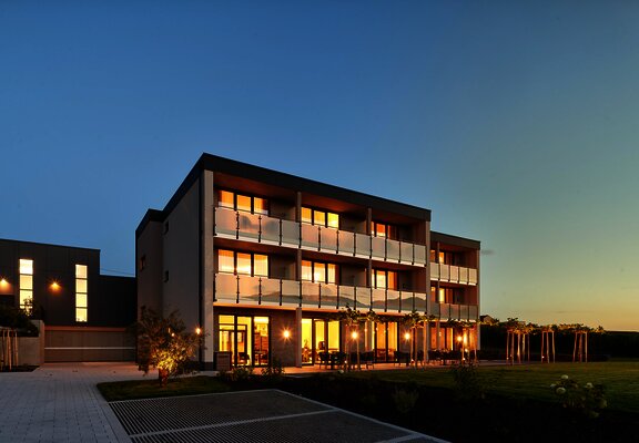 WeinQuartier Boujong bei Dämmerung