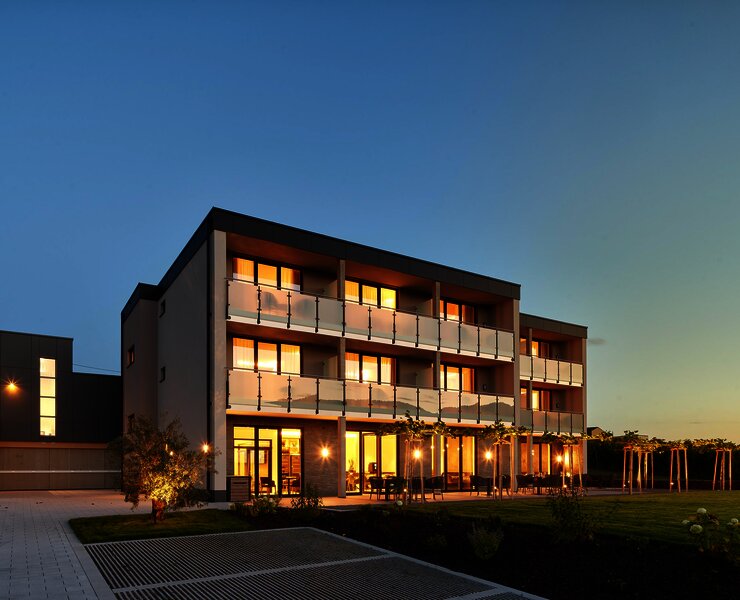 WeinQuartier Boujong bei Dämmerung