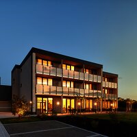 WeinQuartier Boujong bei Dämmerung