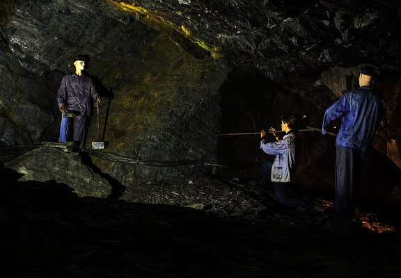 Das Foto zeigt einen Stollen mit Menschenpuppen als Arbeiter im Besucherbergwerk Fell.