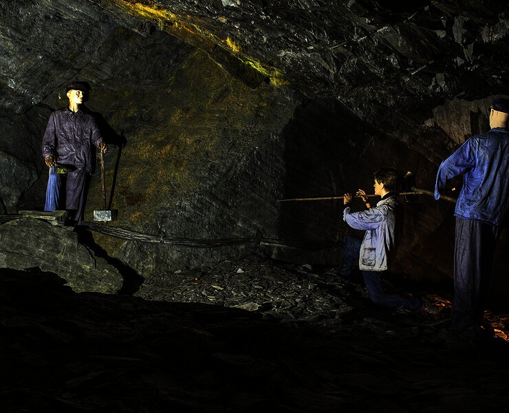 Das Foto zeigt einen Stollen mit Menschenpuppen als Arbeiter im Besucherbergwerk Fell.