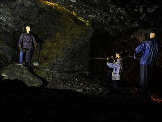 Das Foto zeigt einen Stollen mit Menschenpuppen als Arbeiter im Besucherbergwerk Fell.