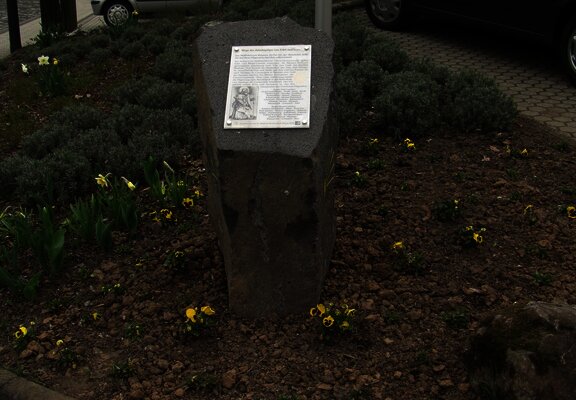 Klausen: Pilgerstein am Schnittpunkt Eifel-/Mosel-Camino